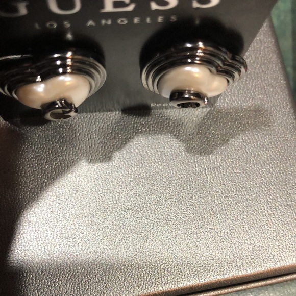 Guess silver‎ heart shaped faux pearl inset G monogram stud earrings brand new - Picture 6 of 7